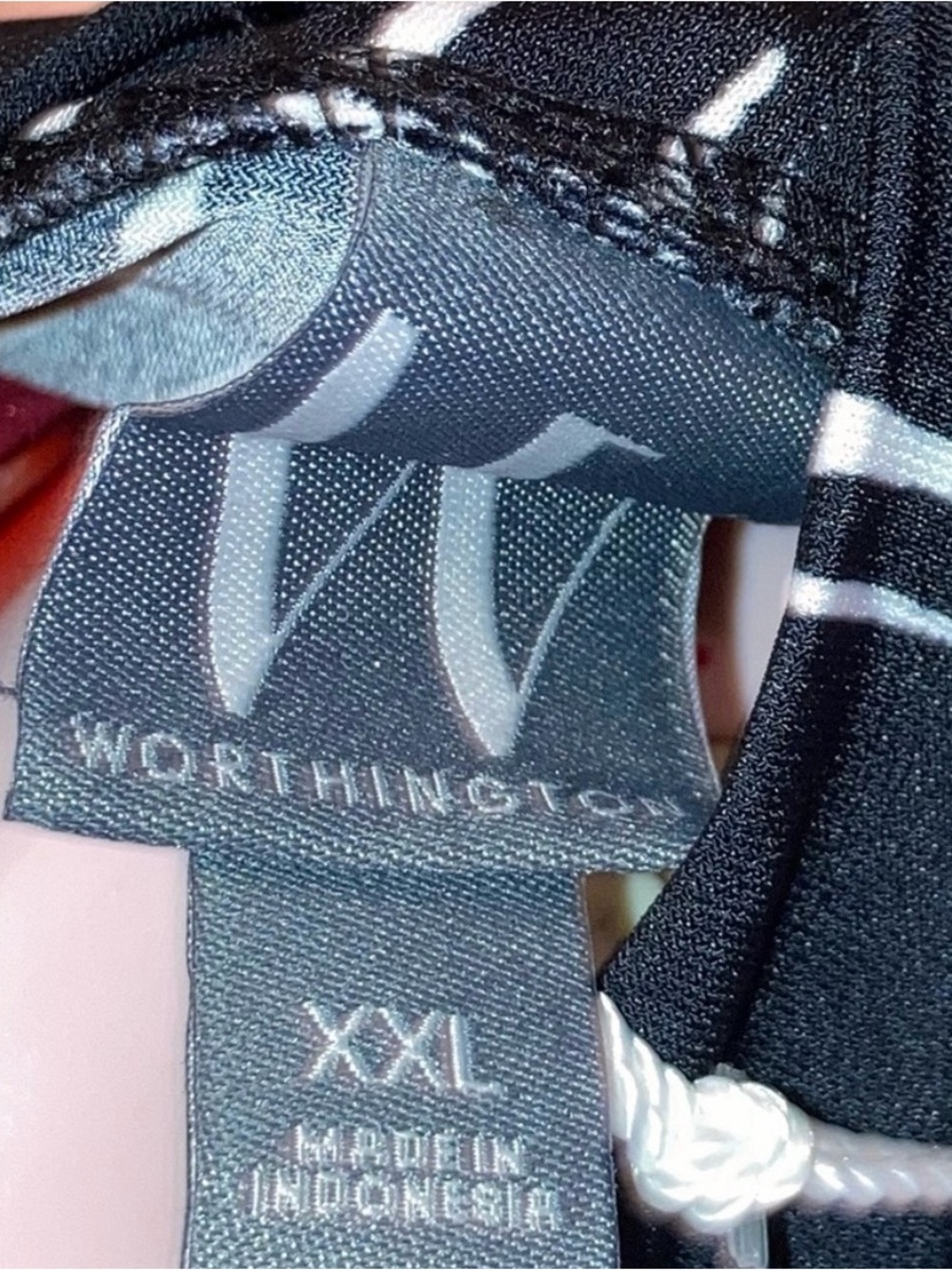 Worthington Sleeveless Black and White Cinch Tie Sides Mock Neck Top 
Size XXL - Picture 4 of 5